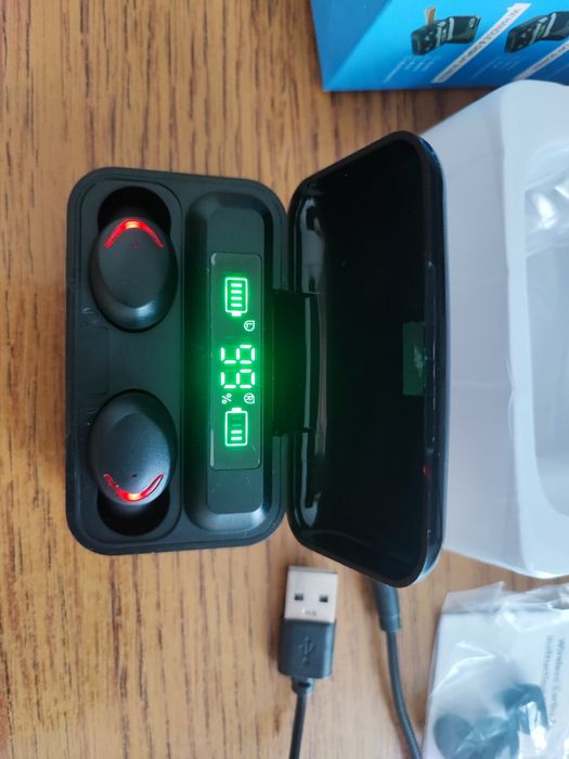 Căști bluetooth noi cu afișaj digital