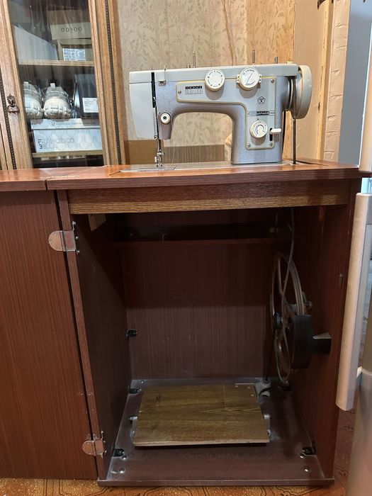 Продам швейную машинку