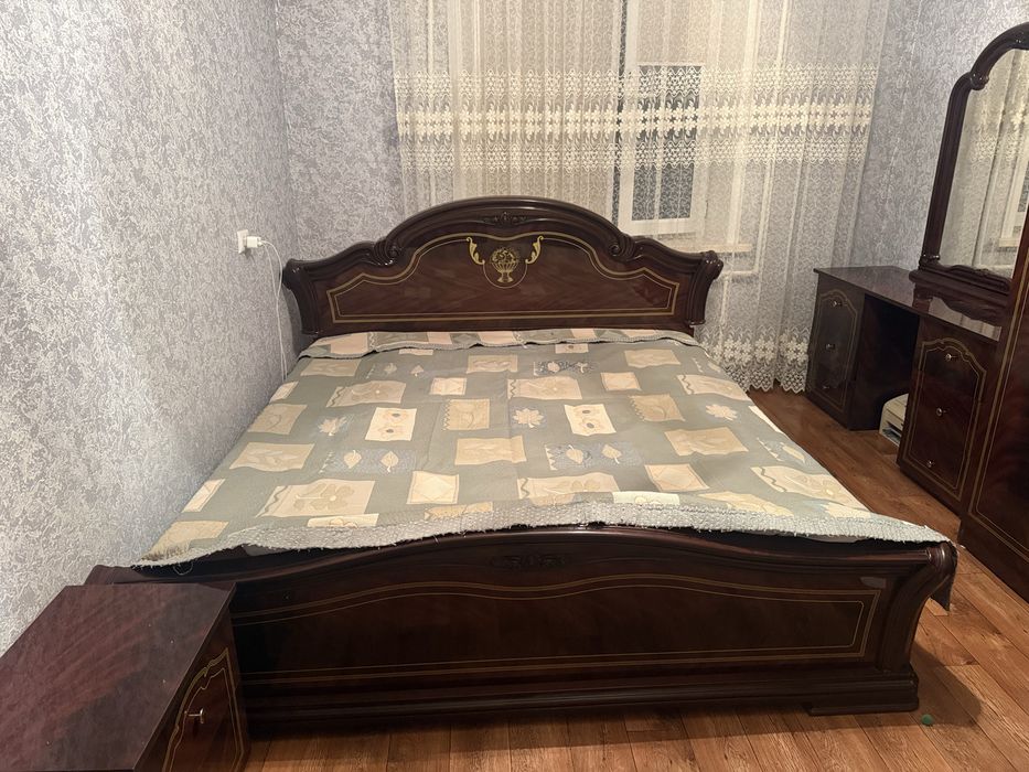 Кровать, комод с зеркалом, шкаф, 2 тумбочки