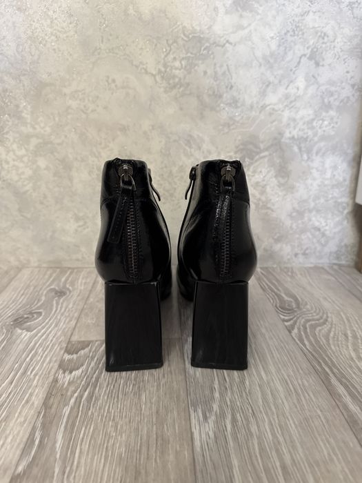 Лакированные ботильоны.