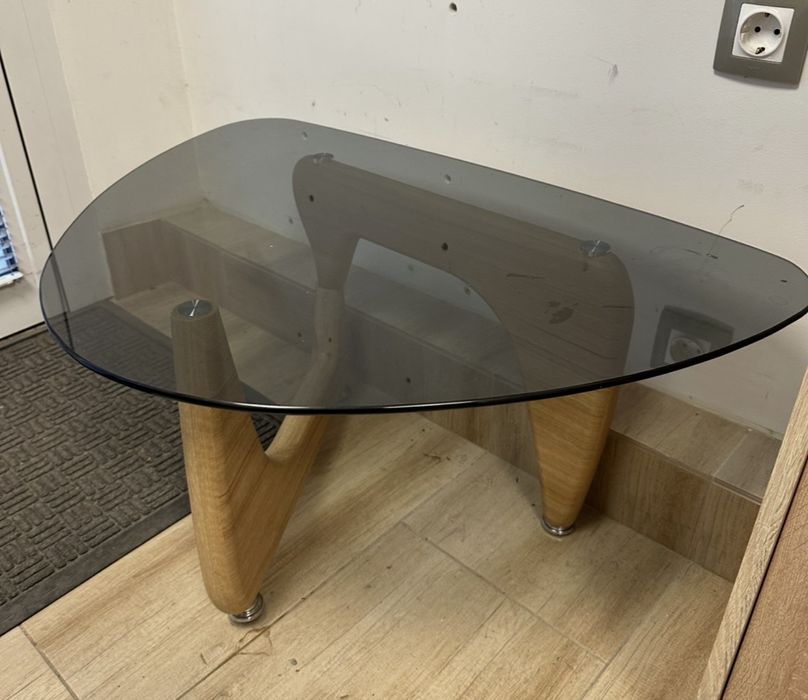 Стъклена маса с дървени крака - 82х57х41