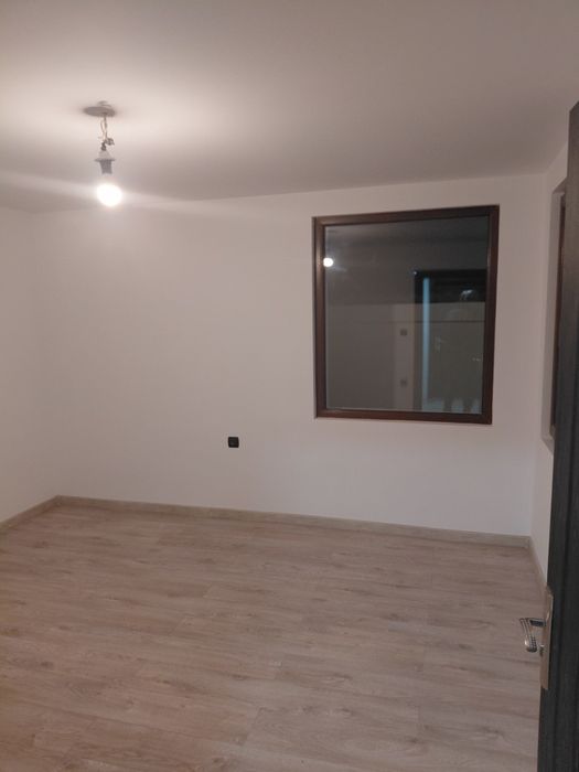 Къща с двор и гараж