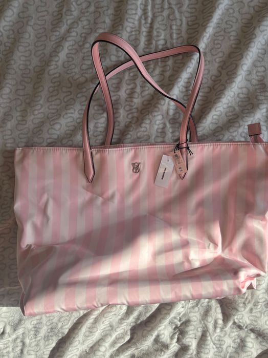 Vând Geantă Victoria’s Secret roz – nouă, cu etichetă