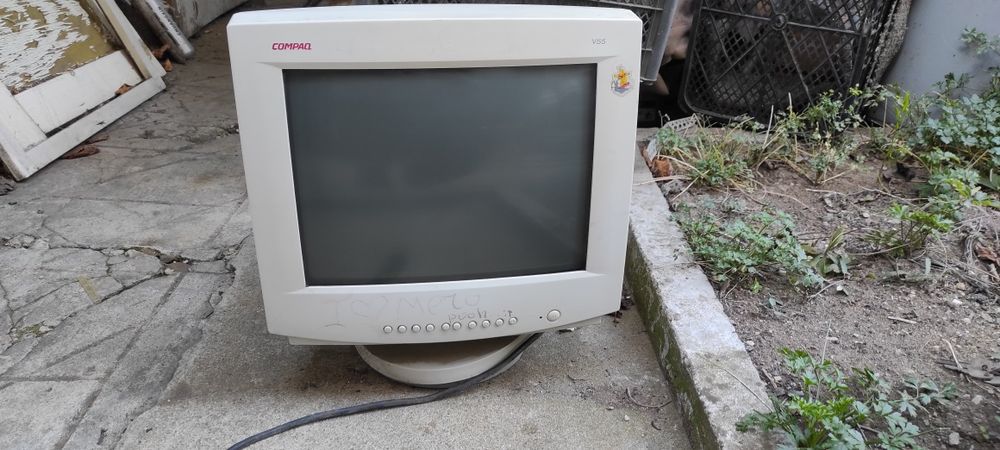 Монитор Compaq 18 инча - ултра здрав. С електронно лъчева тръба.