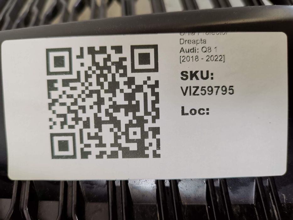 Ауди Кю8 / Audi Q8 1 [Десен проекторен радиаторен грил, оригинален, в