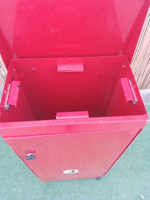 Метален кошче за отпадъци