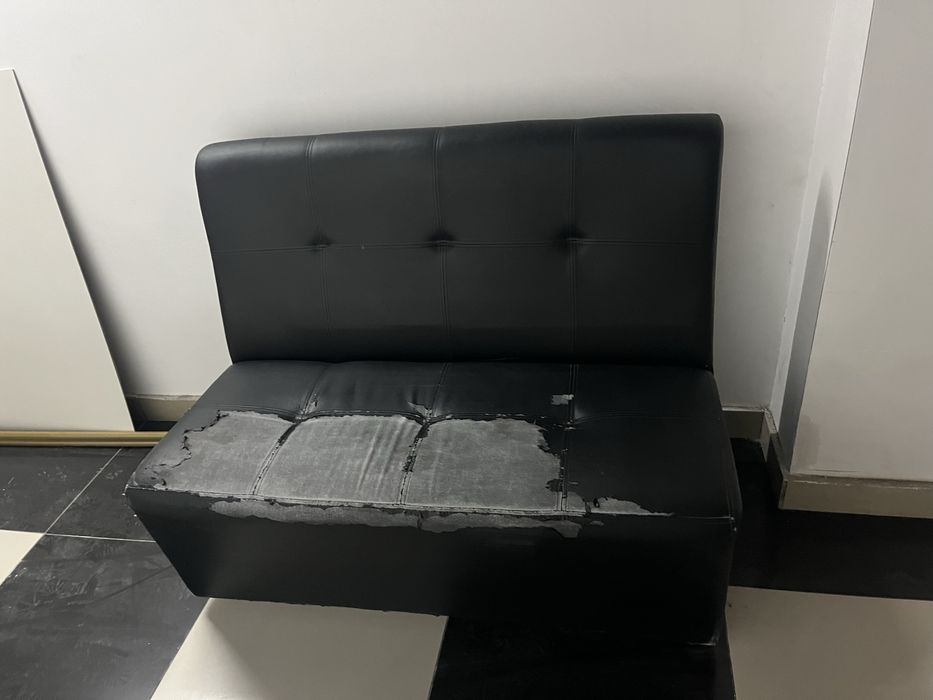 Диван черный кожанный