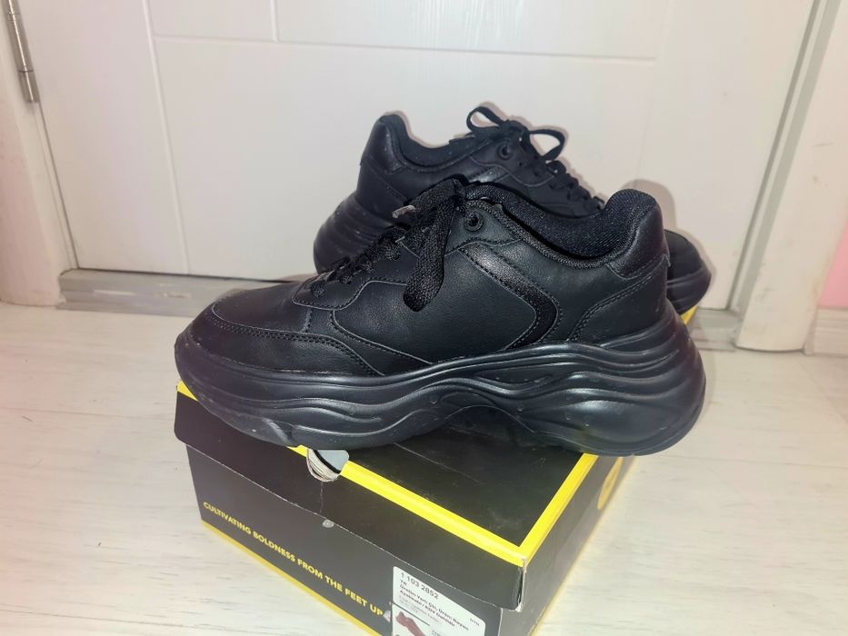 Продавам маратонки buffalo