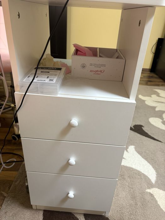 Masa de unghii cu aspirator incorporat si altele