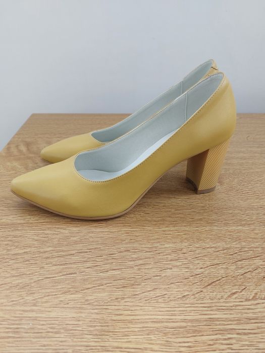 Елегантни обувки с ток