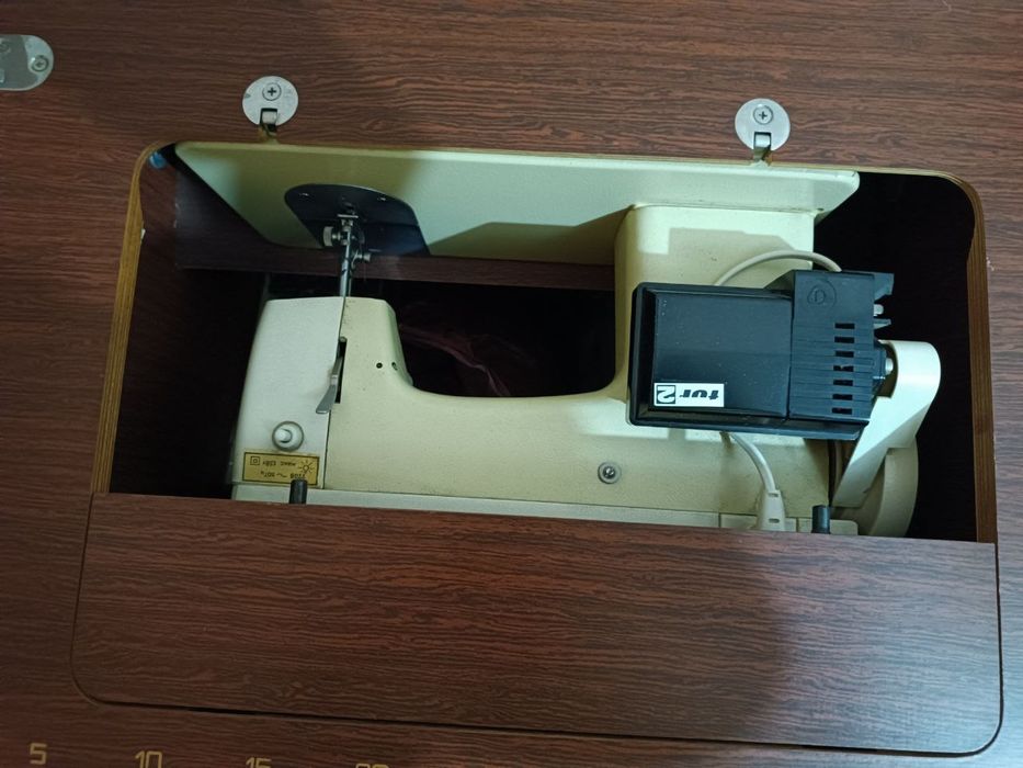Швейная машинка электрическая "Чайка" с тумбой