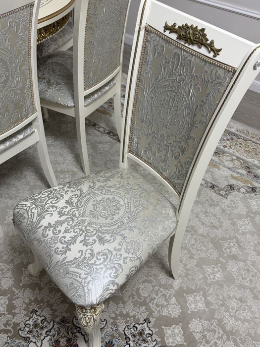 Обеденный стол со стульями