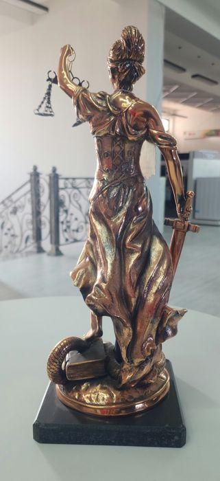 Femida Statuetka sotiladi