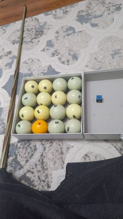 Бильярдный шарик и кия