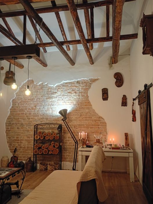 Domeniu cu două case și curte de 2,4 hectare  intravilan.