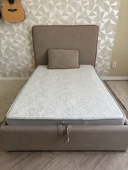 кровать односпальная с матрасом