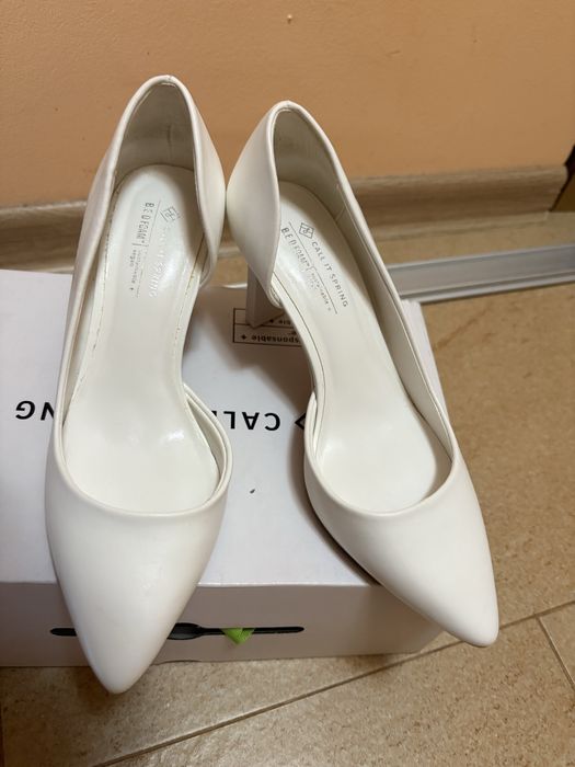 Официални бели обувки