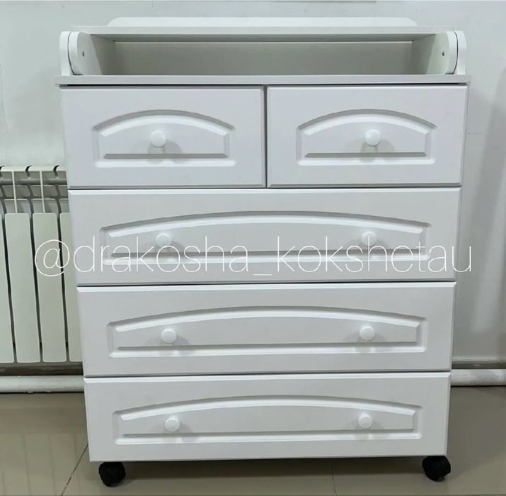 Детская кроватка и комод