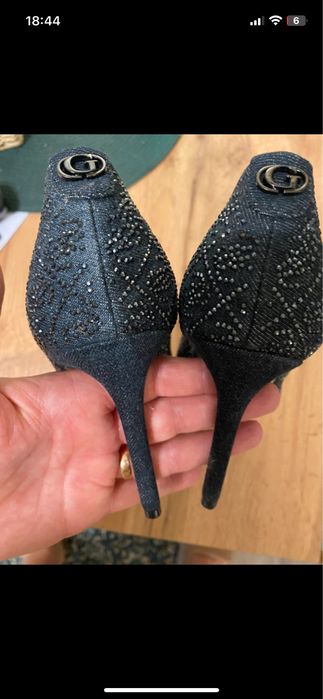 Pantofi Guess nr 39 cu pietricele negre