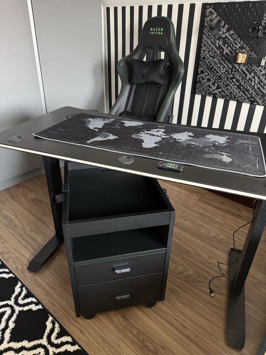 Set Gaming Premium – Birou RGB 120x60 + Scaun Razer Edition + Noptieră pe roți