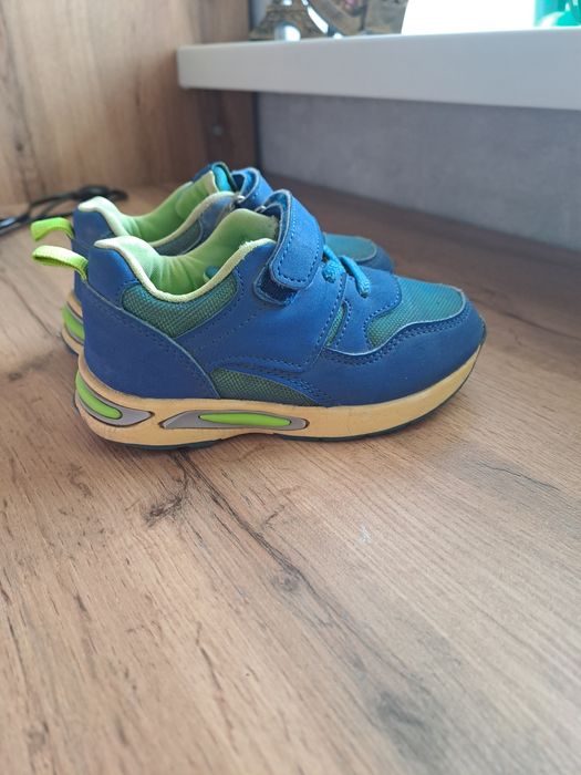 Продам детские обуви кроссовки сандали