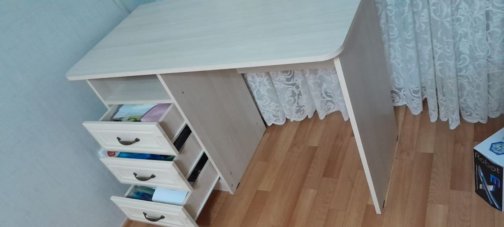 Стол с тумбочкой