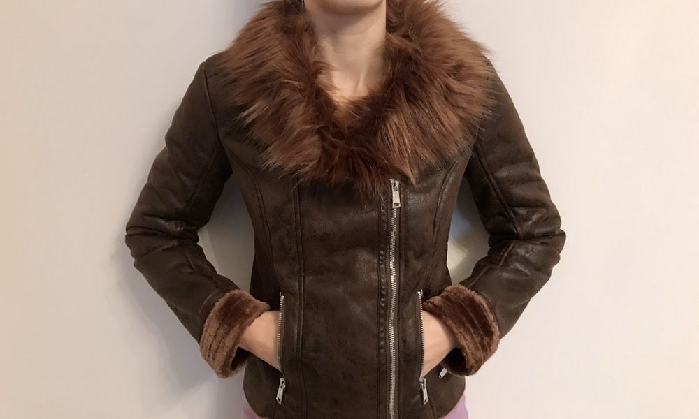 Haina geaca blana Guess originala marime XS noua