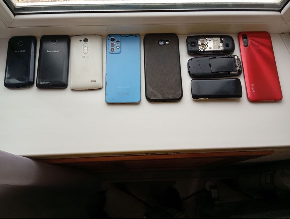 Телефоны разных моделей, есть рабочие