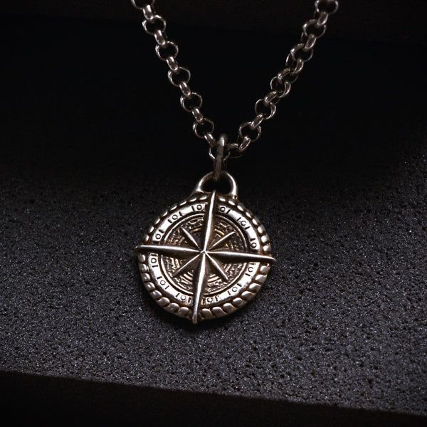 Сребърен медальон 925 „Компас“ – талисман за посока, закрила и сила