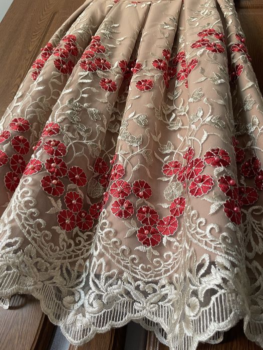 Fusta superba din dantela si margele