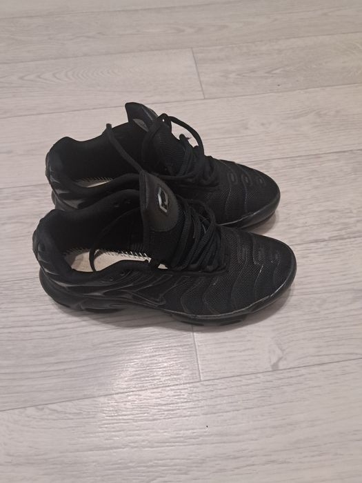 Продам черные кроссовки