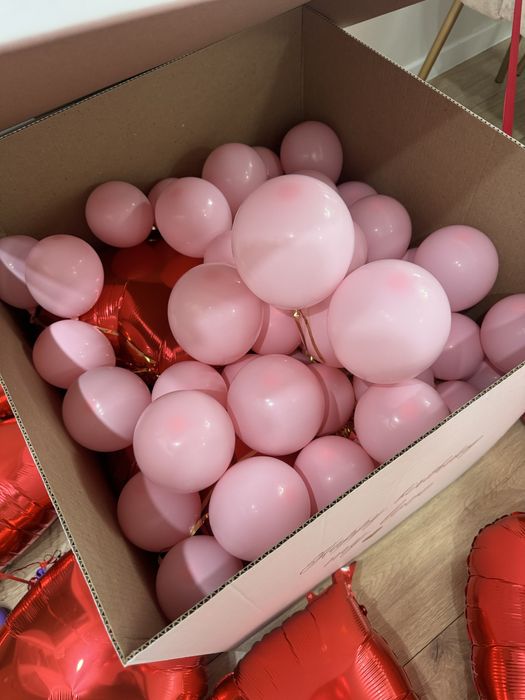 Коропка с надписью и шарики