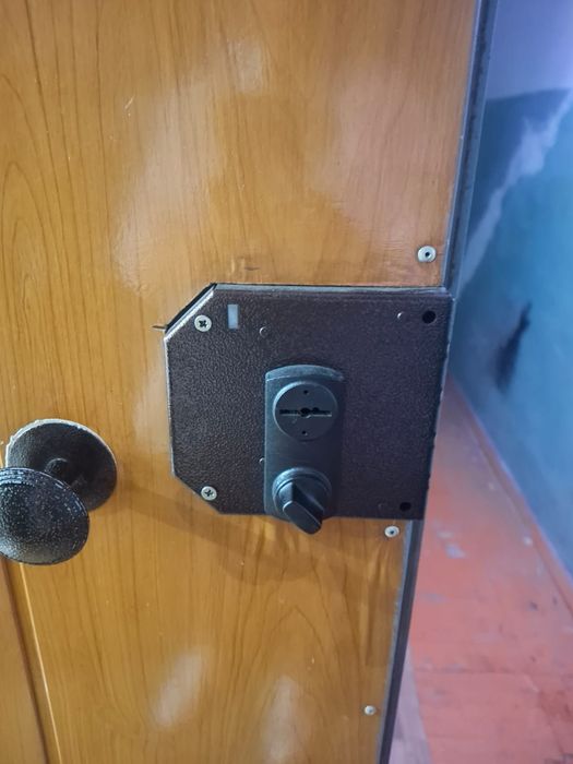 Продам железную дверь