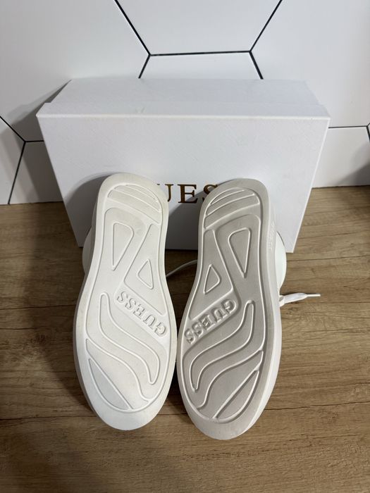 Бели кецове Guess
