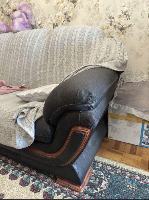 Продам Кожаный диван