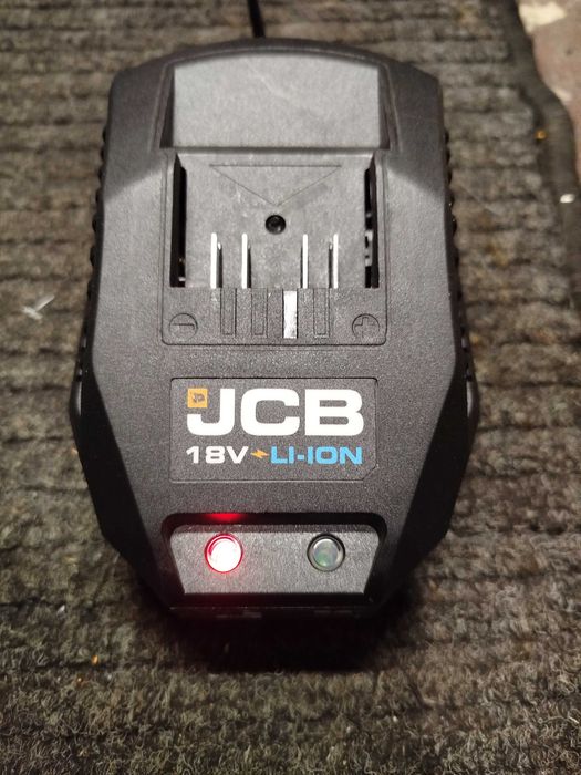 к-т JCB батерия 18V li-ion 2Ah и зарядо 2.4A НОВИ
