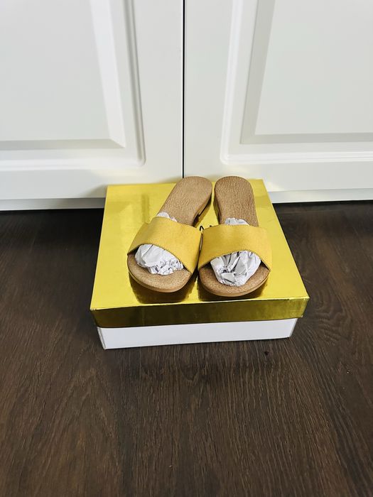 Papuci din piele naturala , stil Massimo Dutti , moi si usori , numarul 39 Noi ,