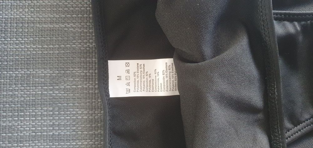Vând costum de baie negru măsura M