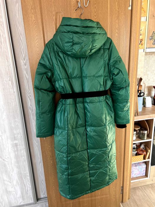 Дълго зимно яке в смарагдовозелен цвят – топло, леко и удобно