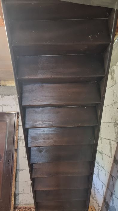 Scară mansardă în stare foarte bună.