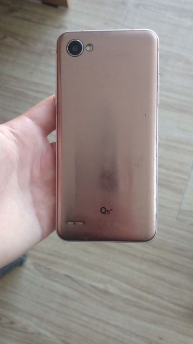 Продам телефон LG Q6a