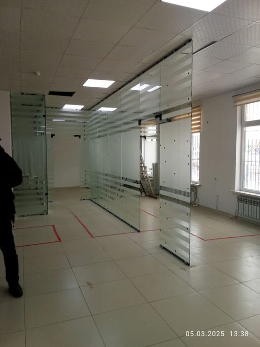 Цельностеклянная перегородка офисов