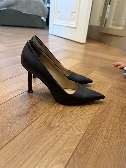 Черные кожаные туфли Charles & Keith