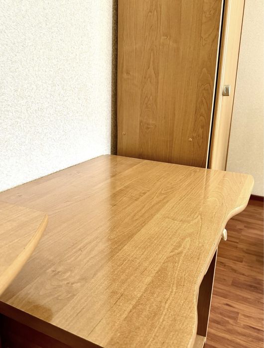 Продам стол с тумбочкой и пенал