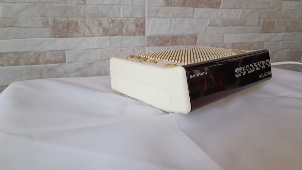 Радио - часовник - GRUNDIG sonoclock24 - 1983 год.