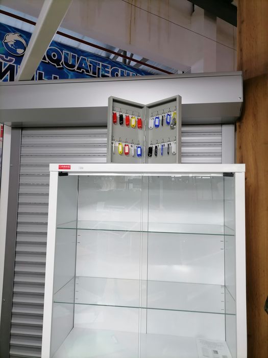 Торговое оборудование и материалы на упаковку.