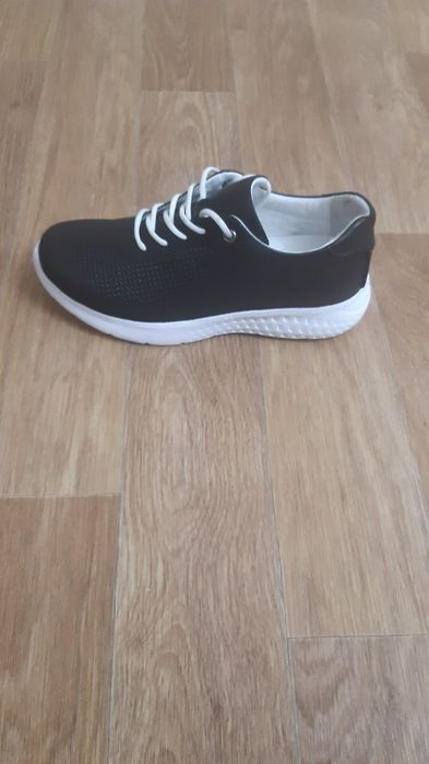 Продам срочно кроссовки кожаные