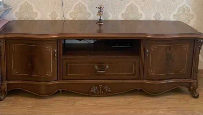 Сервант и комод под телевизор.