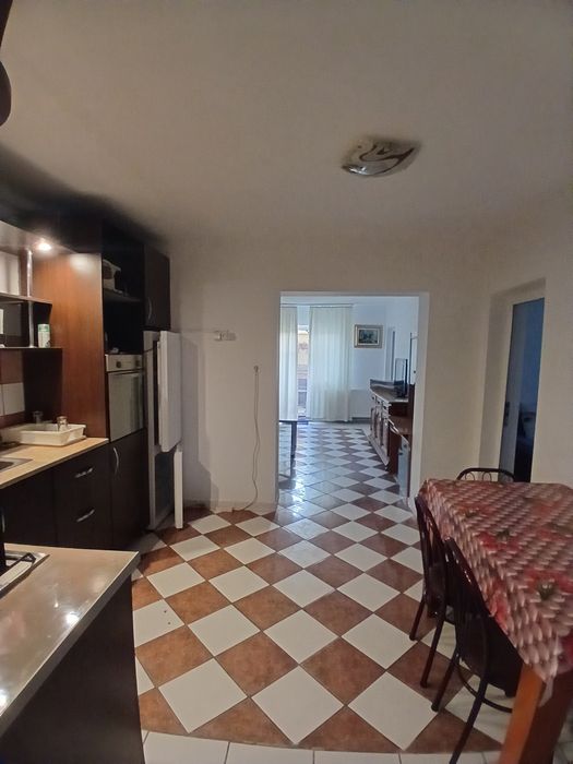 Inchiriez apartament în vila valu traian