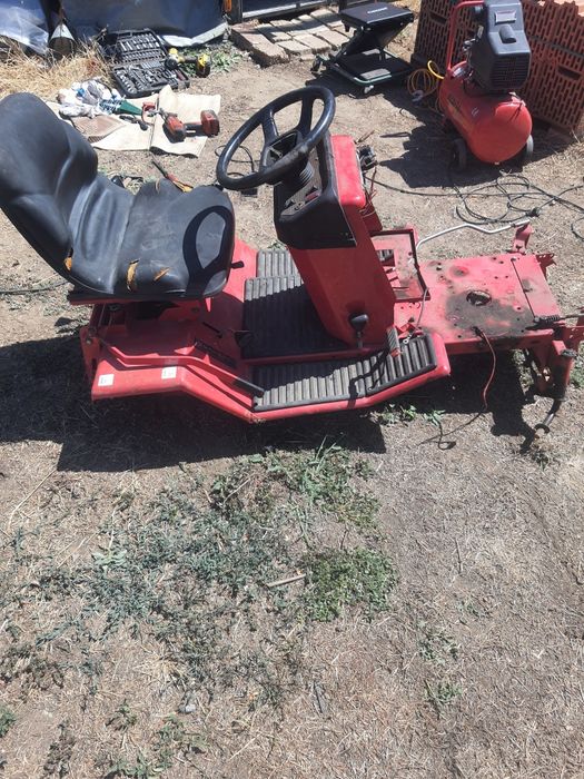 Șasiu de tractor de tuns iarba.
Bun pentru proiect motocultor.
Nu trimit în tara